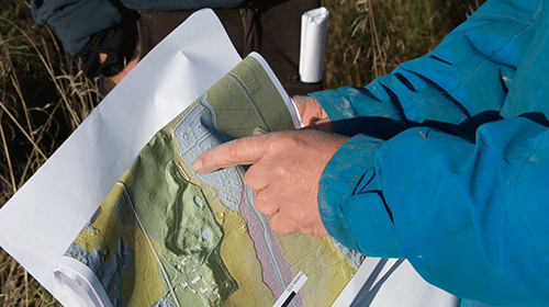 Person som pekar på en karta. Person som pekar på en karta.