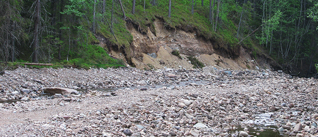 Risken för ras, skred och erosion ökar i ett förändrat klimat. Extrem nederbörd förväntas öka och för med sig översvämningar som kan få stora konsekvenser. Bilden visar erosion efter ett dambrott i Nyhammar efter ett skyfall som gav mer än 100 mm på en natt i juli 2012. Risken för ras, skred och erosion ökar i ett förändrat klimat. Extrem nederbörd förväntas öka och för med sig översvämningar som kan få stora konsekvenser. Bilden visar erosion efter ett dambrott i Nyhammar efter ett skyfall som gav mer än 100 mm på en natt i juli 2012.